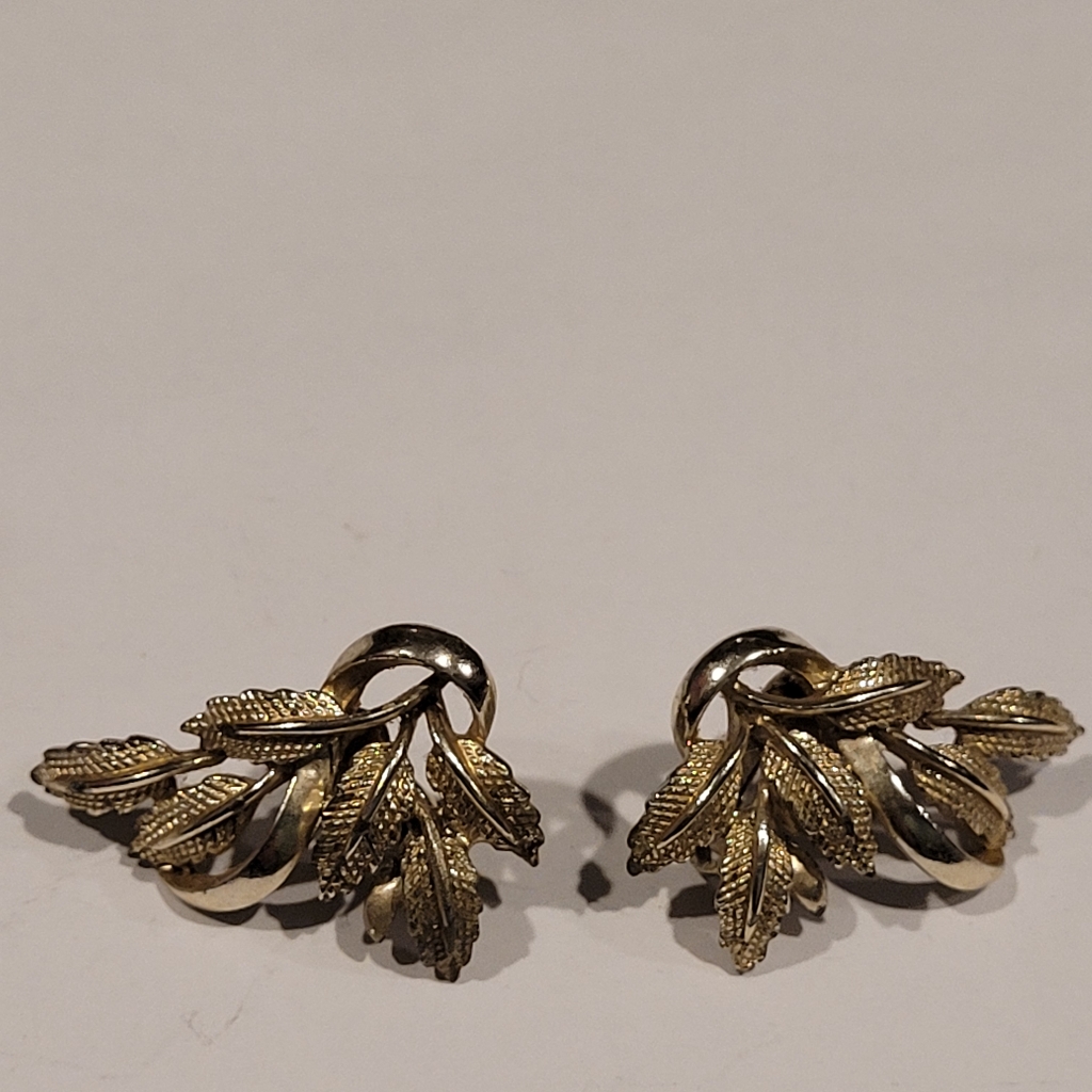 Vintage Coro Silver Tone Leaf Design Earrings Clip On 10$